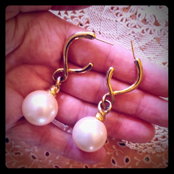 Vintage Jewelry - Chunky pearl dangle gold earrings